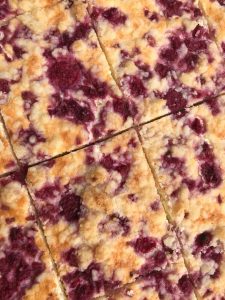 Farmer's cheese cake with raspberries